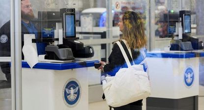 4 preguntas para entender cómo las restricciones de viaje anunciadas por Trump afectan a ciudadanos de Venezuela y Cuba