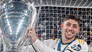 Federico Valverde con el trofeo de la Champions League que ganó nuevamente con Real Madrid