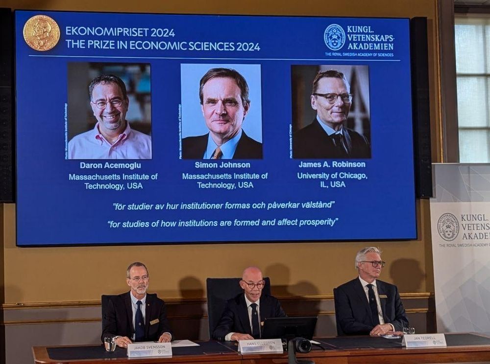 La Fundación Nobel en Suecia le entregó el galardón a Daron Acemoglu, Simon Johnson y James A. Robinson.