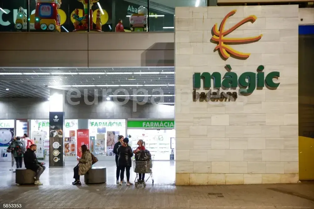 Varias personas en la entrada del centro comercial Màgic Badalona