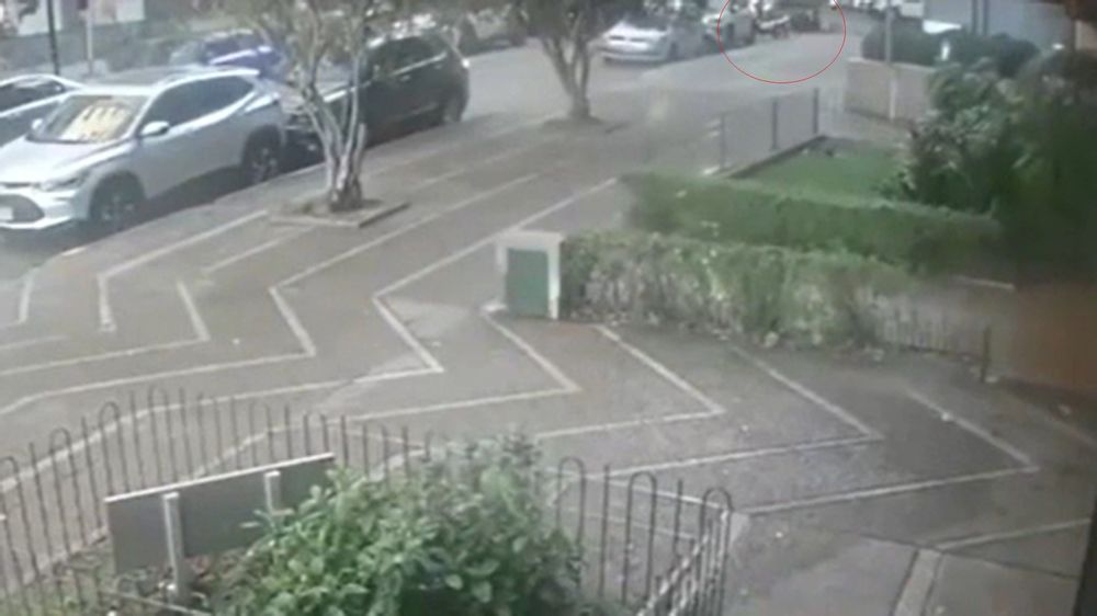El momento en el que la mujer cae al piso