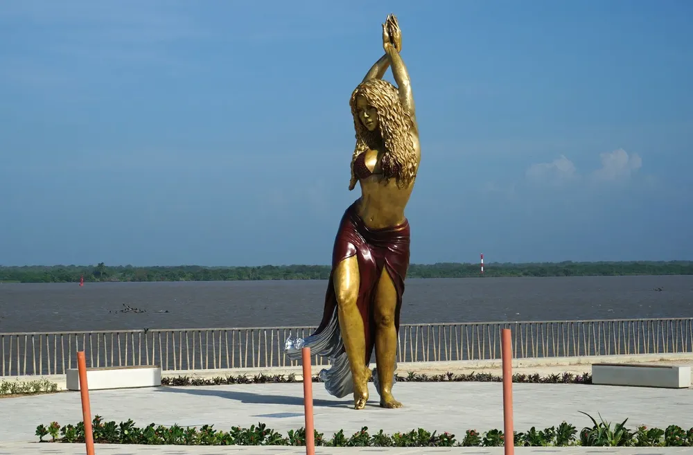 La estatua de la cantante colombiana, en la que luce su característico pase de baile.