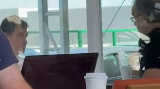 La charla de Marcelo Bielsa y Jorge Giordano en una cafetería