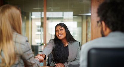 Las habilidades blandas son aquellas que nos permiten relacionarnos y trabajar mejor con otros