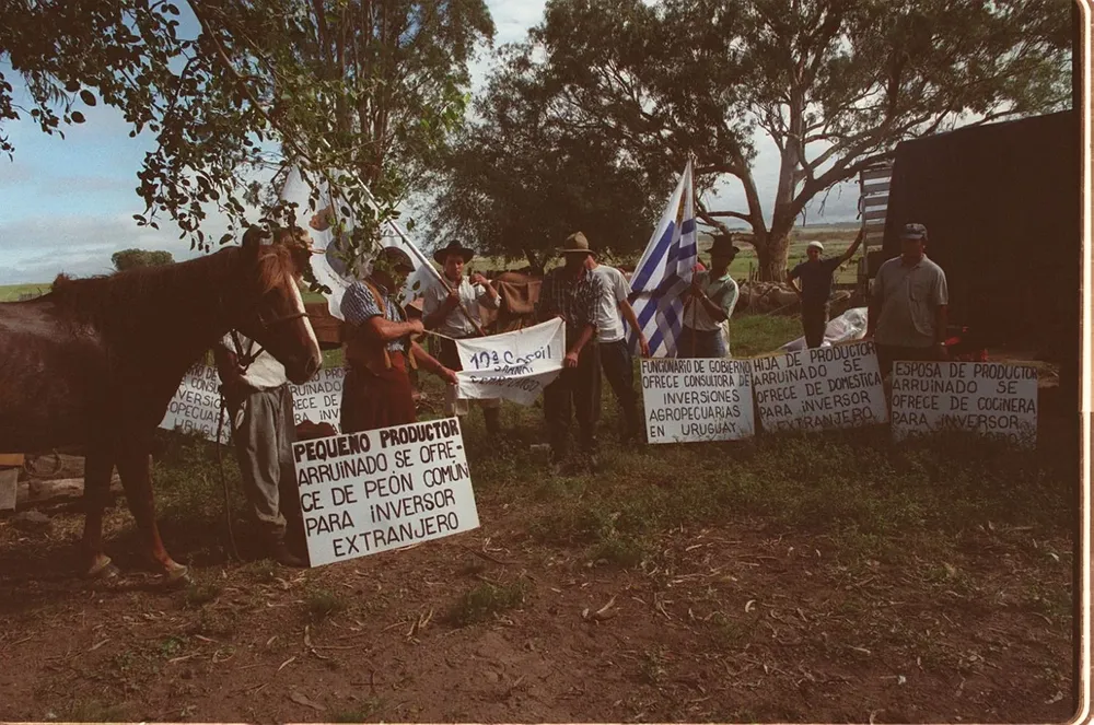 “Pequeño productor arruinado se ofrece de peón común para inversor extranjero”, citaba un cartel en la movilización en la que se le reclamaron soluciones al gobierno.