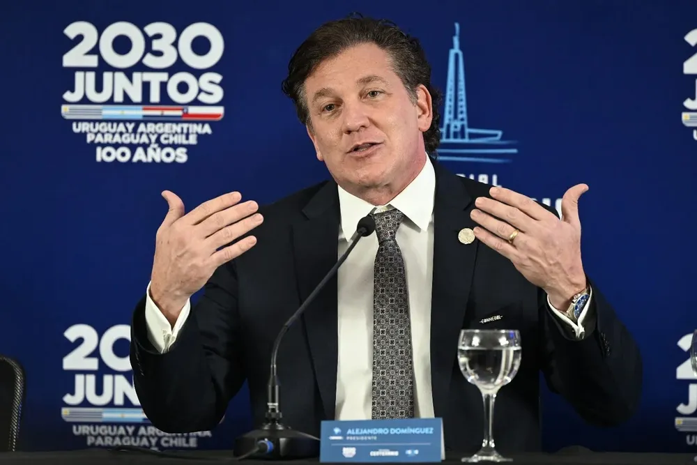 Alejandro Domínguez en la presentación de la candidatura de Uruguay, Argentina, Chile y Paraguay para el Mundial 2030, en agosto en Montevideo, en el Estadio Centenario