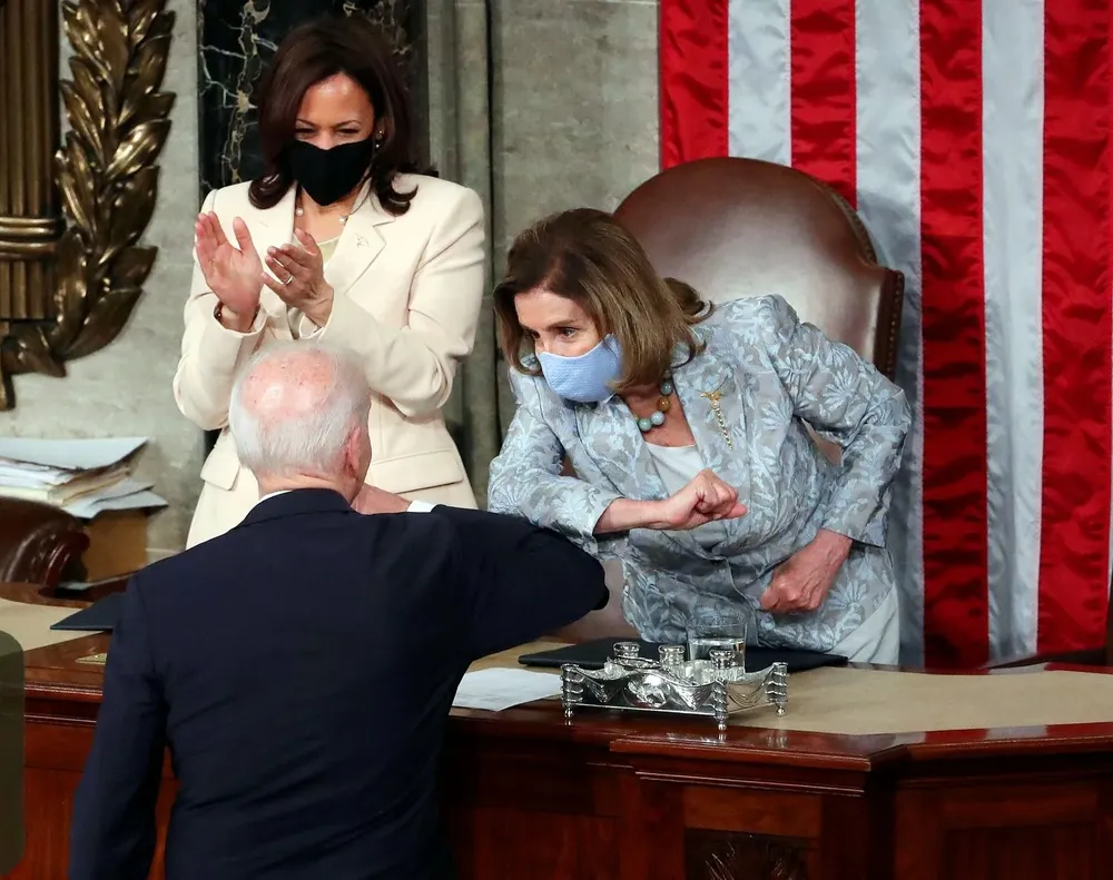 Choque de codos entre Nancy Pelosi y el presidente de Estados Unidos, Joe Biden