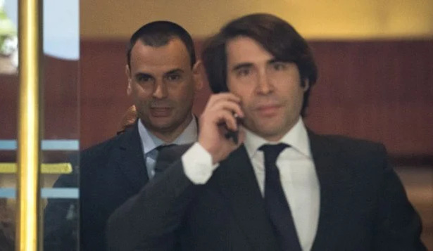 Alberto González Amador junto con uno de sus abogados.