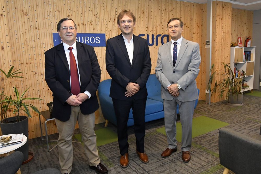 Presidente de APROASE, Esteban Bello, Presidente de Seguros SURA, Juan Pablo Loureiro y Presidente de CUAPROSE, José Luis Urse.