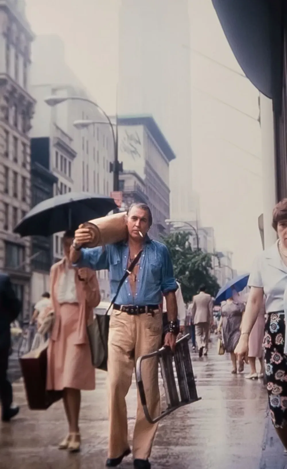 Nueva YorkCarlos Páez Vilaró camina por las calles de la capital cultural estadounidense con una escalera y un rollo. Va camino a pintar un mural, una de las formas que tenía de supervivencia en esa ciudad.