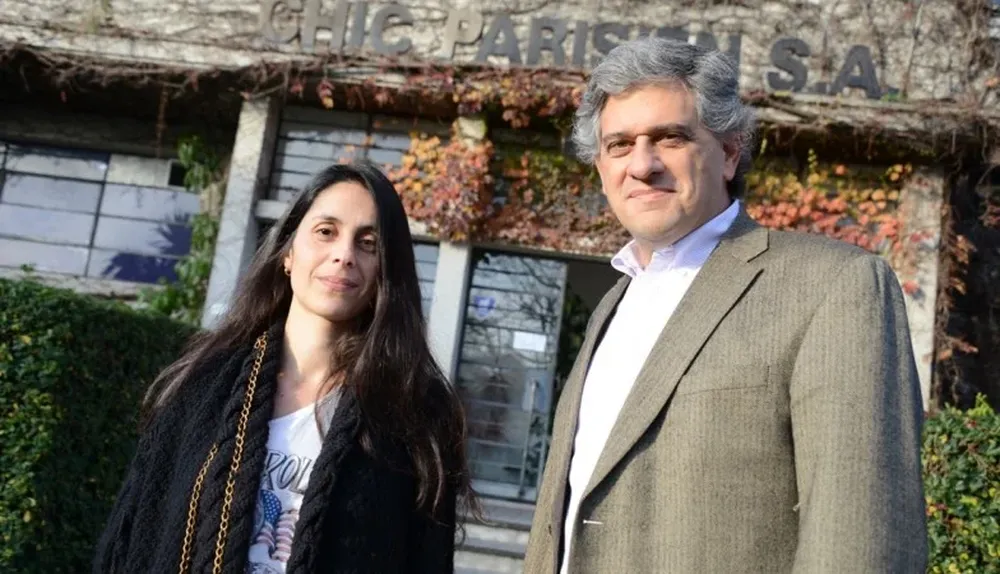 Victoria Martínez y Gustavo Ferber en las oficinas de la empresa