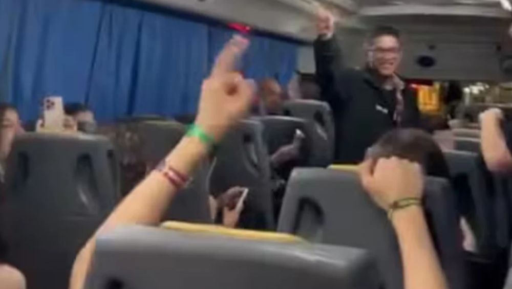 En el video se escucha a un grupo de estudiantes entonar cánticos antisemitas.