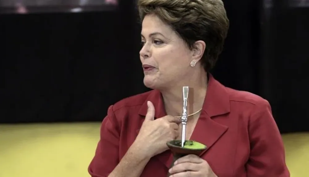 Dilma, quien vivió en Rio Grande del Sur, votó en Porto Alegre y tomó mate antes de hablar con los periodistas