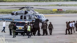 Duque camina rodeado de guardaespaldas cerca del helicóptero presidencial en el Aeropuerto Camilo Daza luego de que fuera alcanzado por disparos en Cúcuta