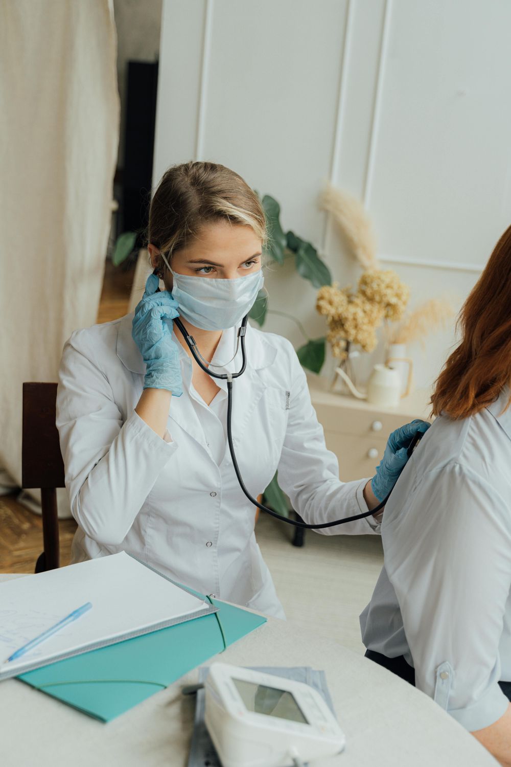 Los médicos en Miami pueden alcanzar salarios anuales de hasta 114.828 dólares.