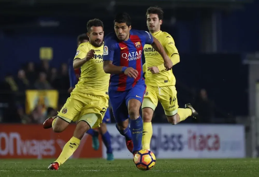 Mario Gaspar y Trigueros detrás de Luis Suárez