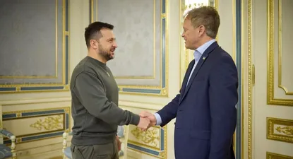 El secretario de Defensa Grant Shapps (der.) había sugerido que Gran Bretaña podría entrenar fuerzas militares en Ucrania, pero el primer ministro lo descartó.