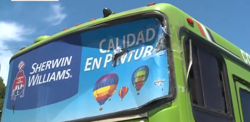 Así quedó el ómnbus de COME que chocó contra una casa del Cerro