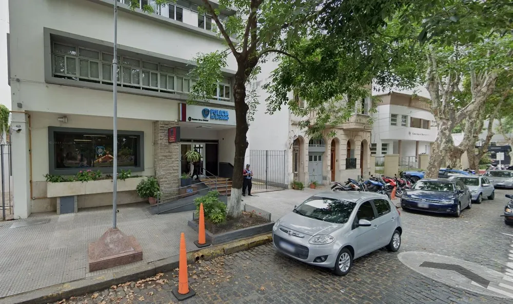 La Comisaría Vecinal 12 C de la Policía de la Ciudad, en el barrio de Villa Urquiza, donde dos personas se fugaron y son buscados intensamente