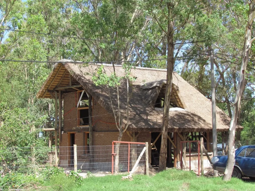 Una casa construida en el balneario Buenos Aires, en Maldonado, con muro de adobe (barro) y techo de quincho