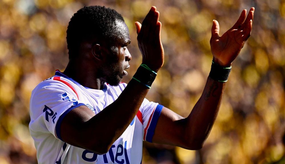 Christian Ebere de Nacional ante Peñarol por la primera final de la Liga AUF Uruguaya