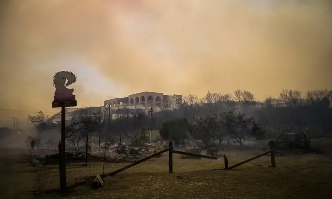 Decenas de miles de evacuados, fuego y unas temperaturas que no ceden ponen en jaque a toda Grecia.
