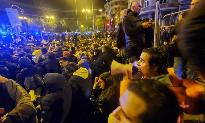 Luis Alvise Pérez se dirige a la multitud sentada frente al Congreso en noviembre de 2023