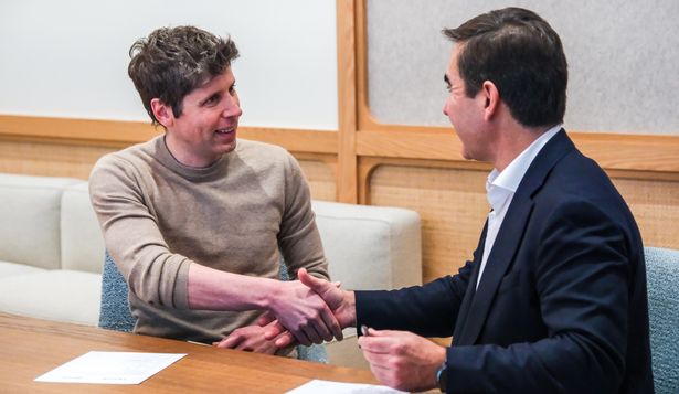 Sam Altman, CEO y cofundador de OpenAI, y Carlos Torres Vila, presidente de BBVA.