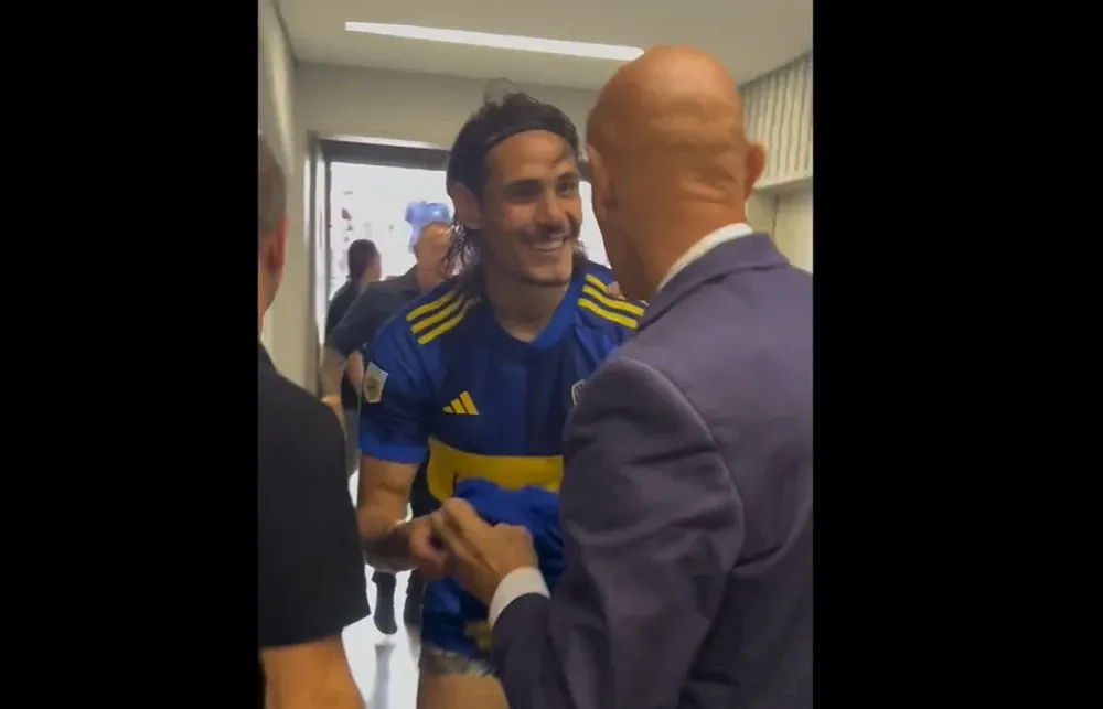 Cavani en calzoncillos al regalarle su short a una leyenda del fútbol argentino