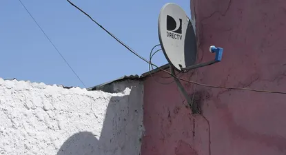 La empresa reclama el derecho a ofrecer internet como el resto de los cables.