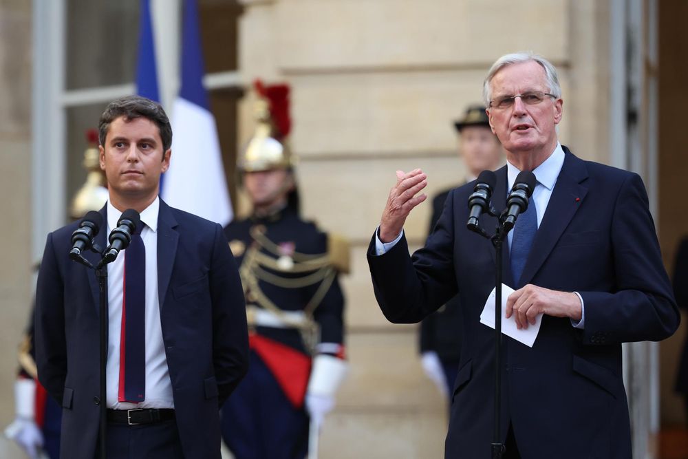 El primer ministro francés, Michel Barnier, de 73 años, junto a su antecesor, Gabriel Attal, de 35 años. EFE