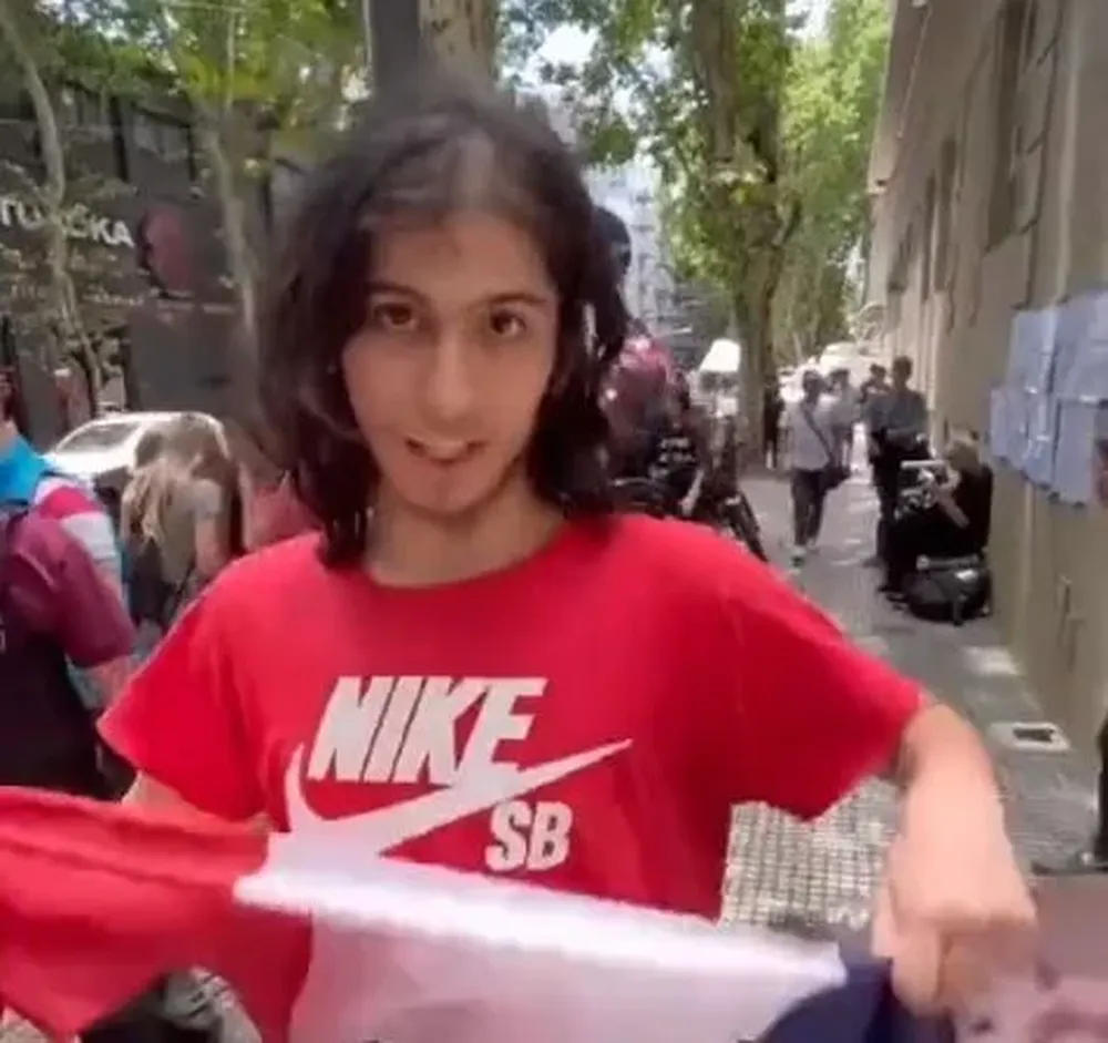 El youtuber encabeza en soledad un reclamo insólito