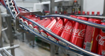 Coca Cola Femsa invierte US$ 8.5 millones en su nueva línea de latas: por qué la empresa decidió dejar de importar y qué diferencias encontrará el consumidor