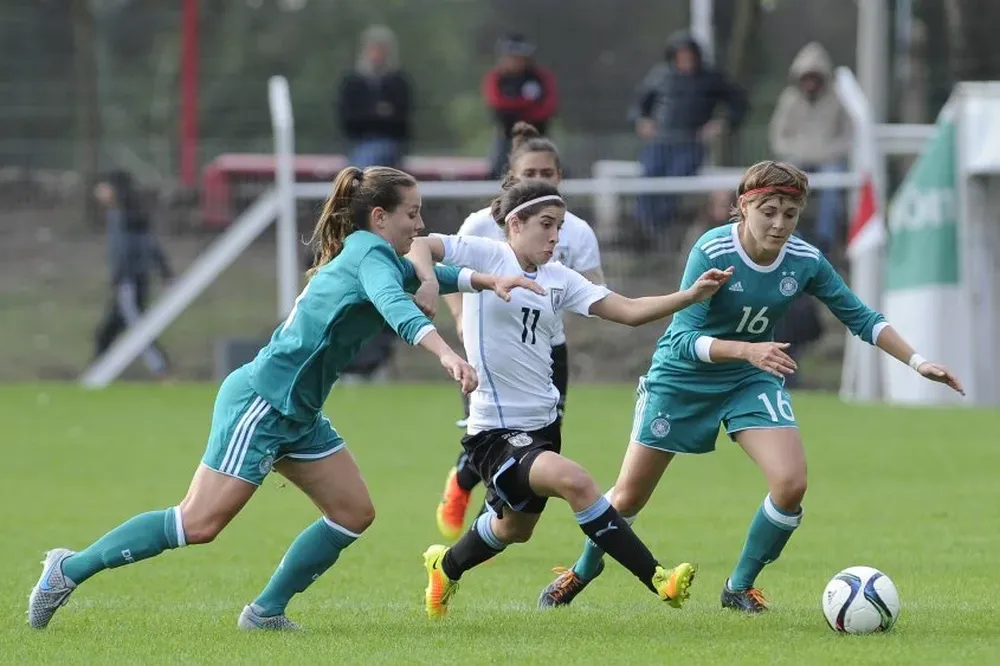 Yamila Badell intenta escapar de la dura marca de las alemanas.