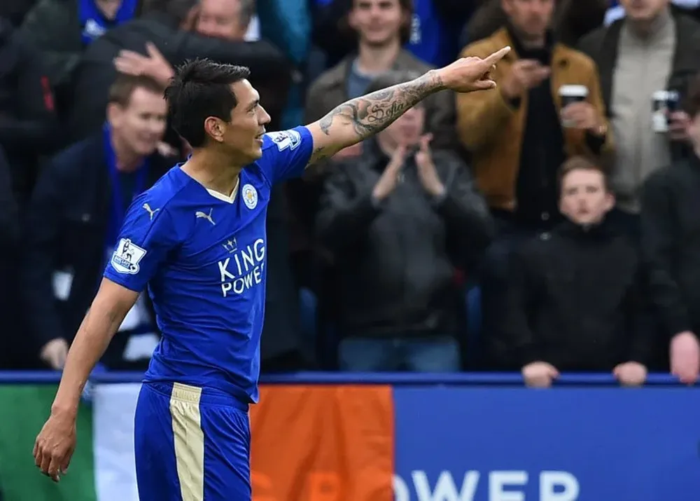 Leonardo Ulloa celebra uno de sus goles