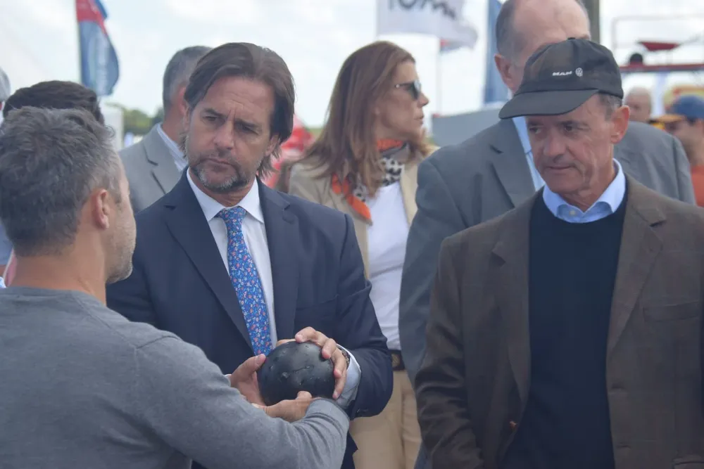 El presidente recibe información sobre las esferas.