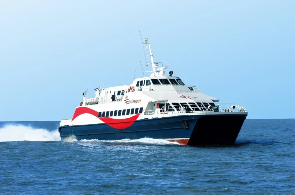 Barco de la compañía Colonia Express