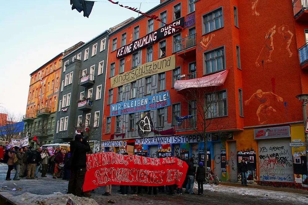 En el barrio berlinés de Friedrichshain conviven ocupas, policías y punkies