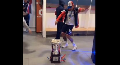 Video: la danza del campeón de Alexis Castro y el saludo de su equipo de baby fútbol, luego de ganarle a Peñarol la final del Torneo Intermedio