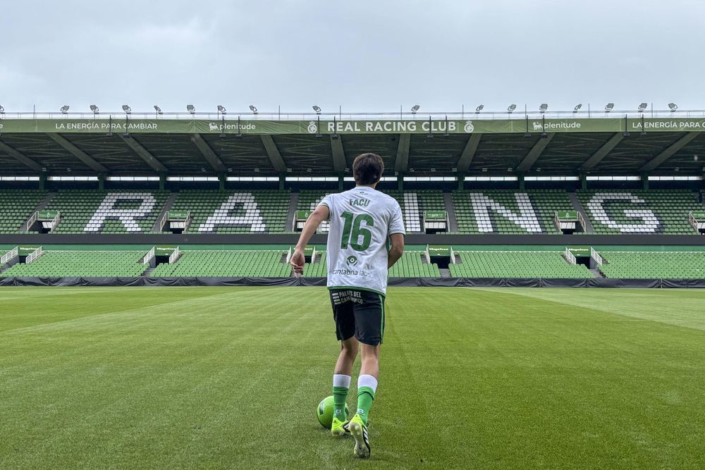 El nuevo central uruguayo del Real Racing Club, Facu González, durante su presentación como nuevo futbolista verdiblanco en los Campos de Sport El nuevo central uruguayo del Real Racing Club, Facu González, durante su presentación como nuevo futbolista verdiblanco en los Campos de Sport