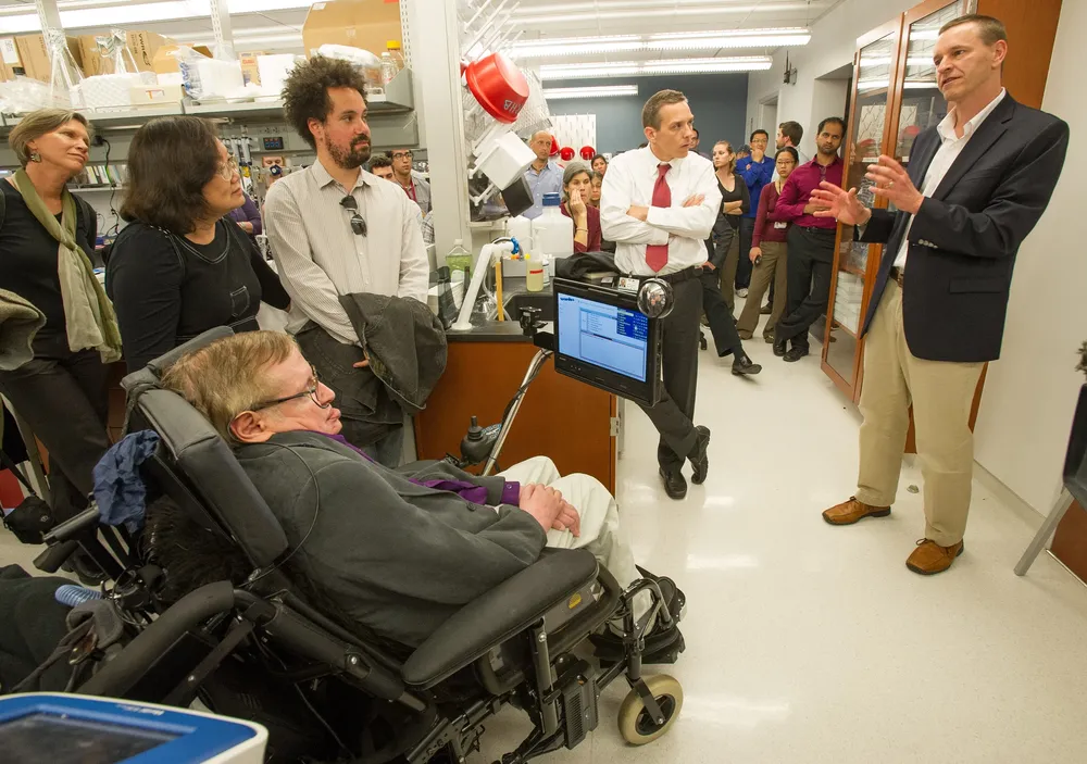 Stephen Hawking durante su visita al instituto Cedars-Sinai