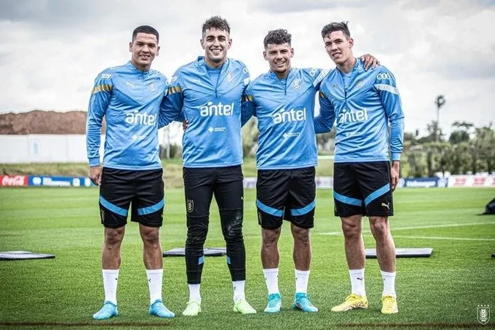 César y Maximiliano Araújo, el golero Santiago Mele y el delantero de River Plate Thiago Borbas