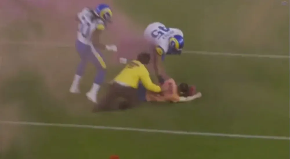 El aficionado derribado en un partido de la NFL