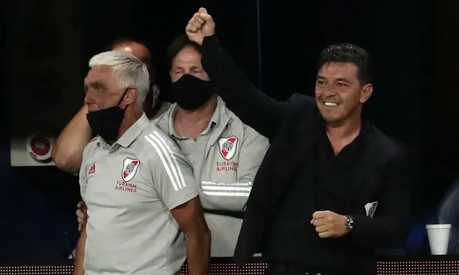Los neutrales de la AUF siguen aguardando una respuesta de Marcelo Gallardo para ver si sucede o no al Maestro Tabárez al frente de la selección uruguaya