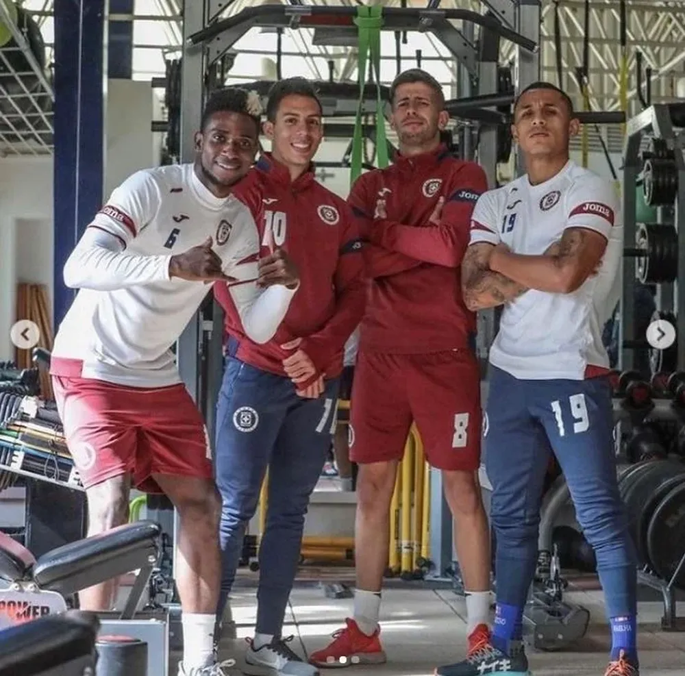 Alex Castro (10) nuevo fichaje de Nacional junto a Pablo Ceppelini en Cruz Azul