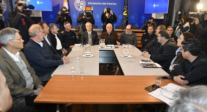 El ministro del Interior, Carlos Negro, recibió a los representantes de Nacional, Ricardo Vairo, Flavio Perchman y Enrique Campos, Peñarol, Eduardo Zaidensztat e Ignacio Ruglio, y de la AUF, Victoria Díaz, Matías Pérez y Sergio Pérez Lauro, tras el violento clásico del domingo por la final del Intermedio
