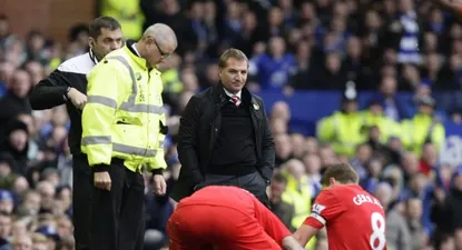Suárez festeja de modo sarcástico el gol contra Everton tirándose al piso. Rodgers lo mira