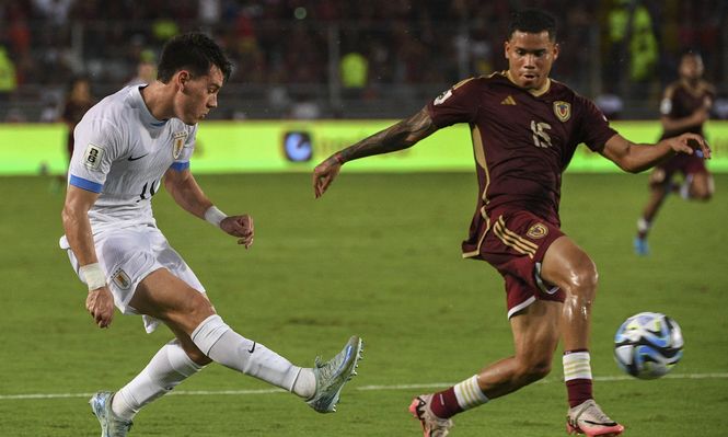 Facundo Pellistri de la selección de Uruguay ante Miguel Navarro de Venezuela