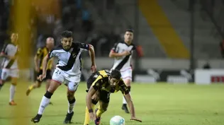 Zarfino y Petryk corren tras el balón