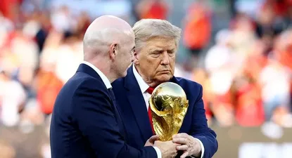 Donald Trump y el presidente de la FIFA,. Gianni Infantino, durante la entrega de la Copa Mundial en Nueva York.